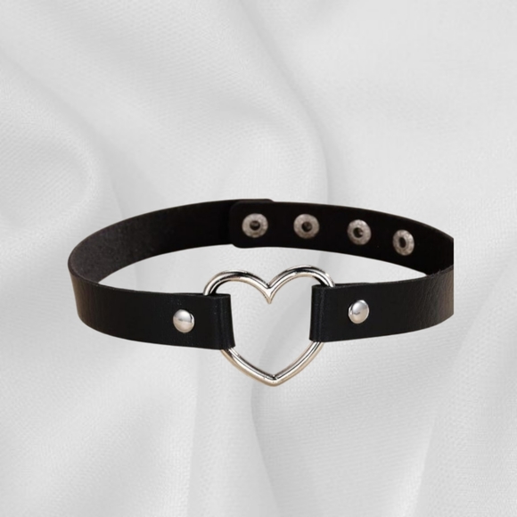 👣4/$20. Black Choker with a Metal Silver Heart - Picture 6 of 6